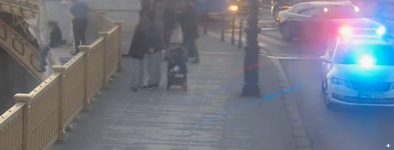Videón, ahogy a rendőrök megakadályozták, hogy egy nő öngyilkosságot kövessen el a Margit hídnál