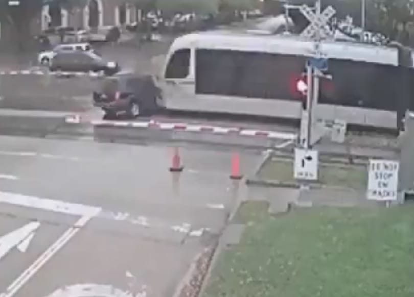 Így jár az autós, aki megpróbálja kikerülni a sorompót – videó