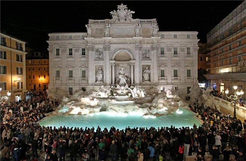 A balhés szelfizők miatt zárnák el a Trevi-kutat a turisták elől