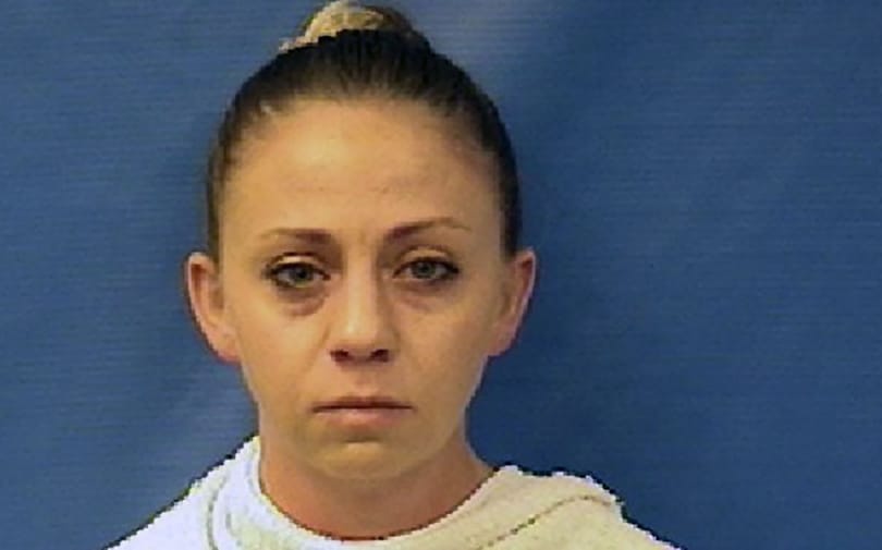 Agyonlőtte fekete szomszédját, tíz évet kapott egy amerikai rendőr