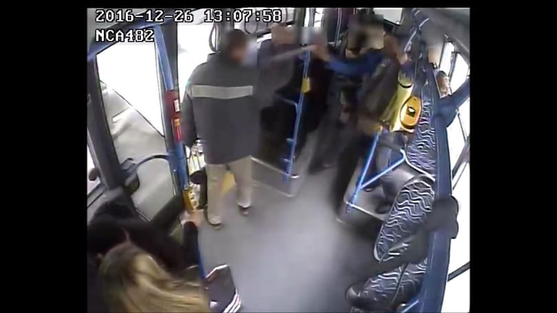 Gázspray-vel fújta le utastársát egy férfi a 7-es buszon – videó