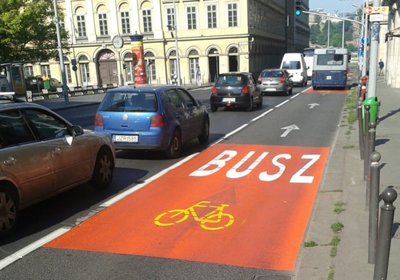 Rikító színűre festettek több budapesti buszsávot – fotók