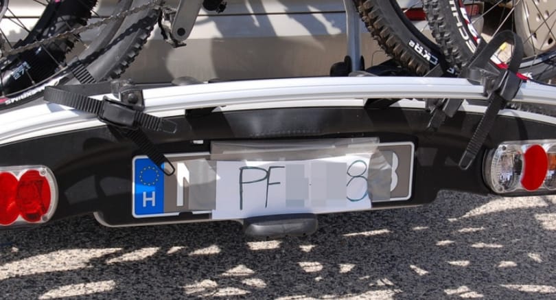 Ez a kézműves rendszám nem kerülhette el a rendőrök figyelmét