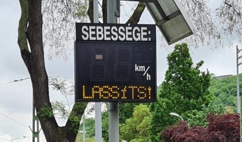 Versenyzésre használták a sebességkijelző táblákat az autósok Budán