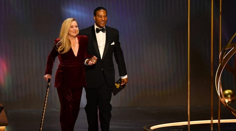 „Ezt a testet nem az Ozempicnek köszönhetem”: állva tapsolták a botra támaszkodó Christina Applegate-et