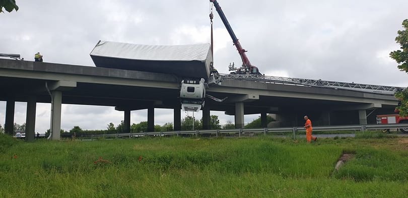 Több képet kaptunk olvasónktól, az M3-as hídján lógó kamionról
