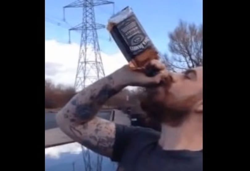 Senki ne próbálja ki: egy üveg Jack Daniel's egy húzásra - videó