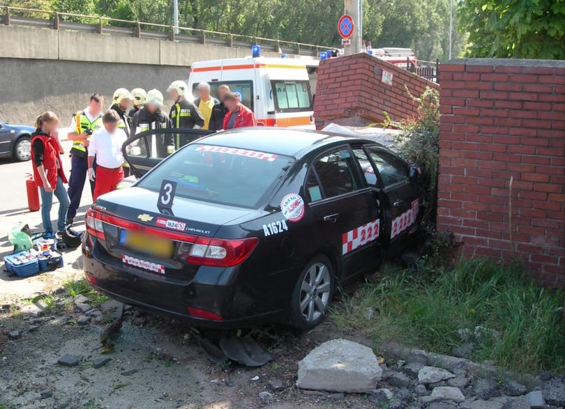 Balesetben meghalt egy taxis a Népligetnél