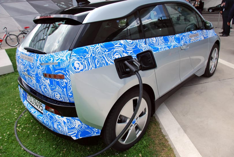 Fotók: szinte álca nélkül a BMW elektromos autója