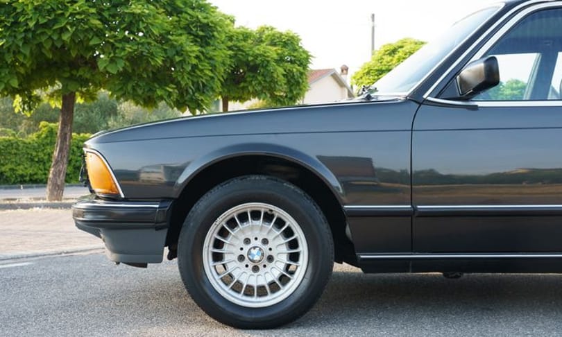 Az első turbós 7-es BMW: 1985-be repít vissza ez a patinás bajor luxusautó
