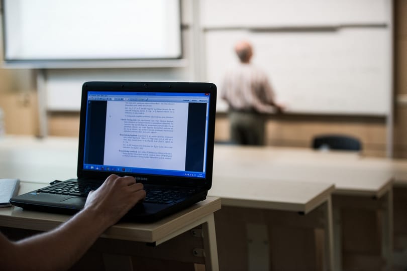 Egyre több diák jegyzetel laptopon vagy mobilon – nekik mindannyiuknak van egy elég rossz hírünk