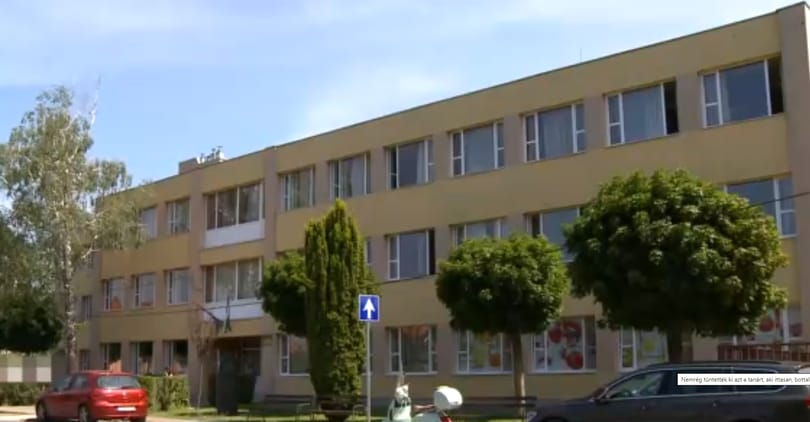 Két hete tüntették ki azt a tanárt, aki ittasan, bottal fenyegette nyolcadikos diákjait