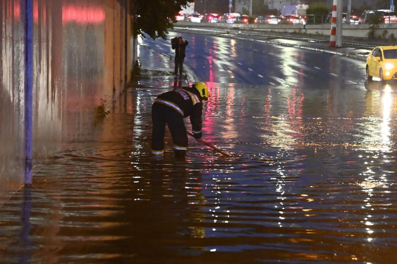 A Kőbányai úton a 80 centis vízből mentettek ki egy autót a tűzoltók – képek