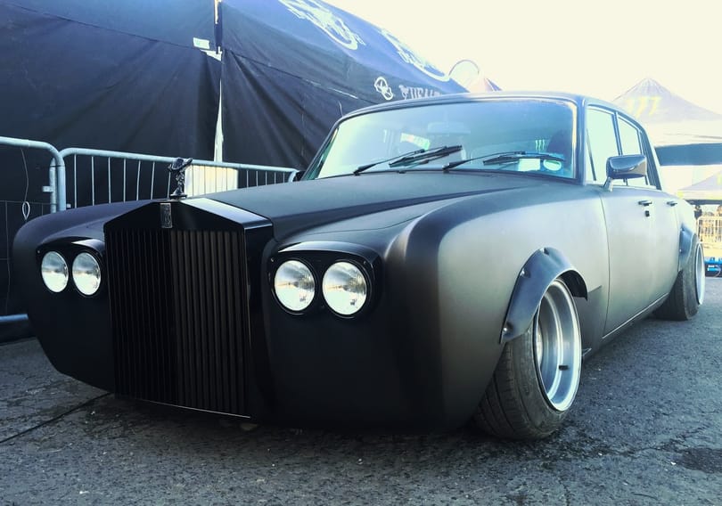 Ennek is eljött az ideje: veterán Rolls-Royce-ból építettek driftautót