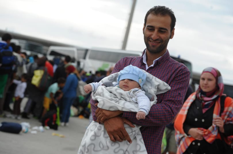 Münchenben tapssal fogadják a magyarországi migránsokat - videó