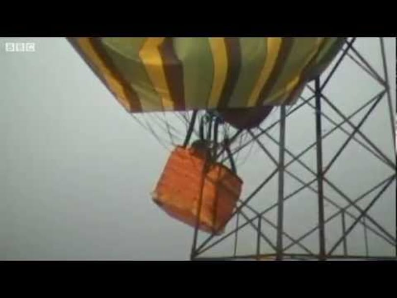 Videó: nagyfeszültségű vezetékre zuhant egy hőlégballon három utassal