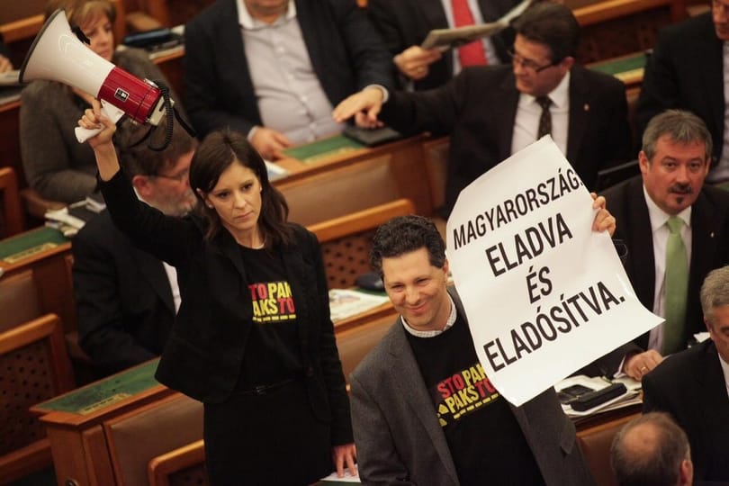 Szirénázva szavazta meg a parlament a paksi bővítést