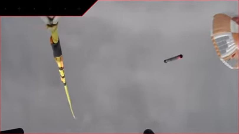 Történelmi pillanat: helikopterrel kaptak el egy Földre visszahulló rakétafokozatot – videó