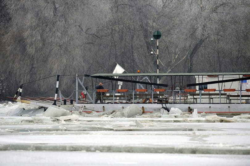 Az elszabadult tiszai kompon ragadt az éjjeliőr, helikopterrel kellett kihozni