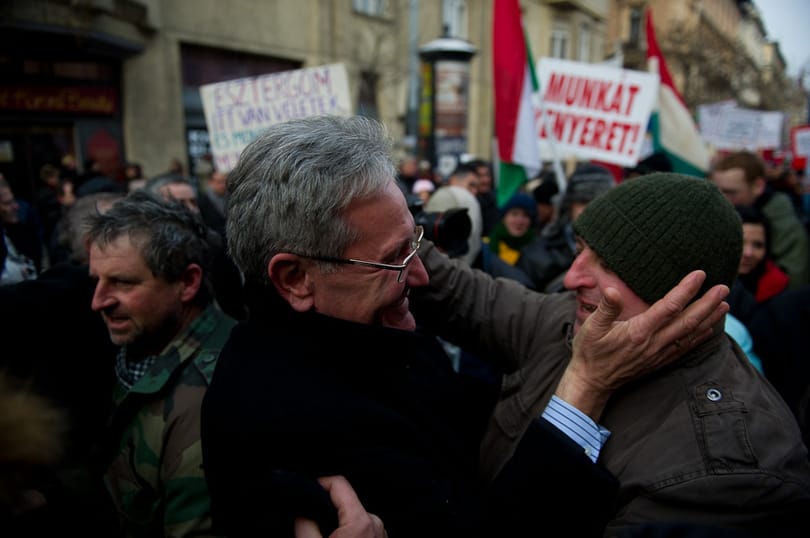 Háromlábú, mégsem puccs: profilt vált az MSZP