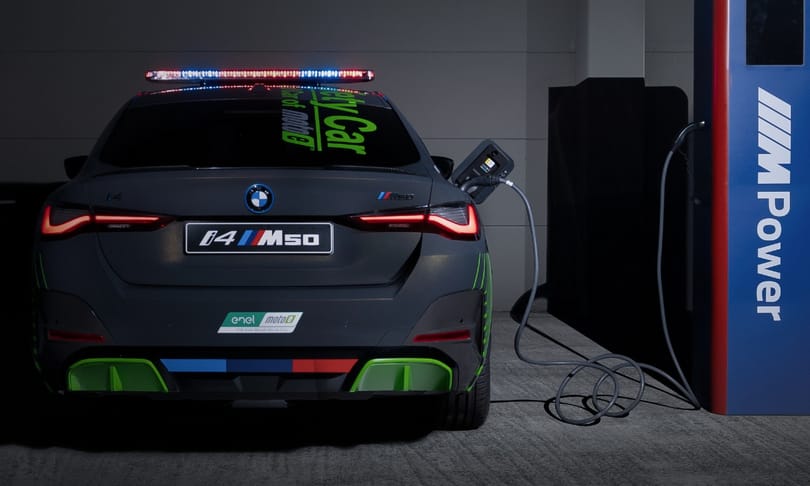 Megérkezett a BMW első elektromos safety carja