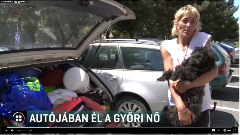 Gyermekével együtt kilakoltatták, így autójában él egy nő