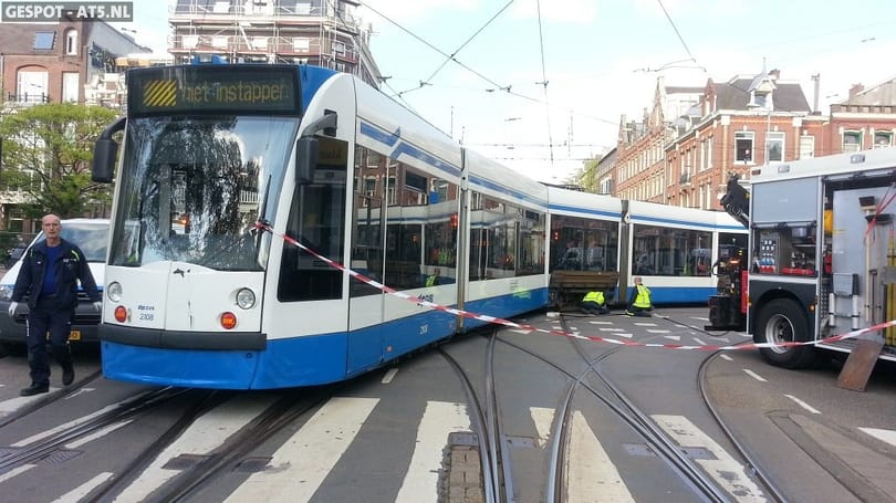 Fémgolyótól siklott ki egy amszterdami villamos