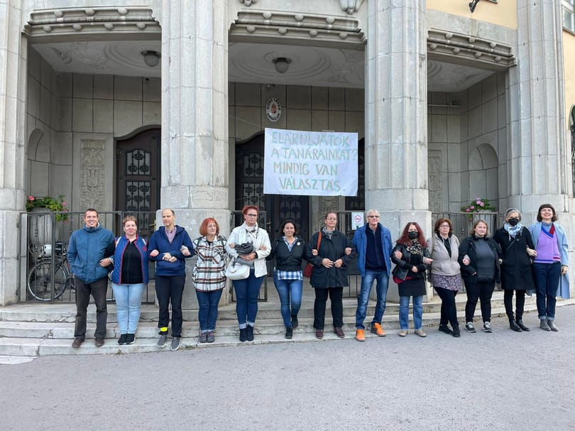 Élőlánccal védtek egy tanárt a szülők a Szent László Gimnáziumnál 