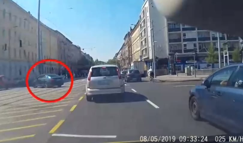 Rengeteg autós szabálytalankodik sárga villogóval