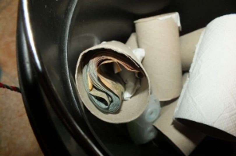 Vécépapír-gurigákba rejtette az ügyfelétől lopott pénzt a budapesti takarítónő - fotó