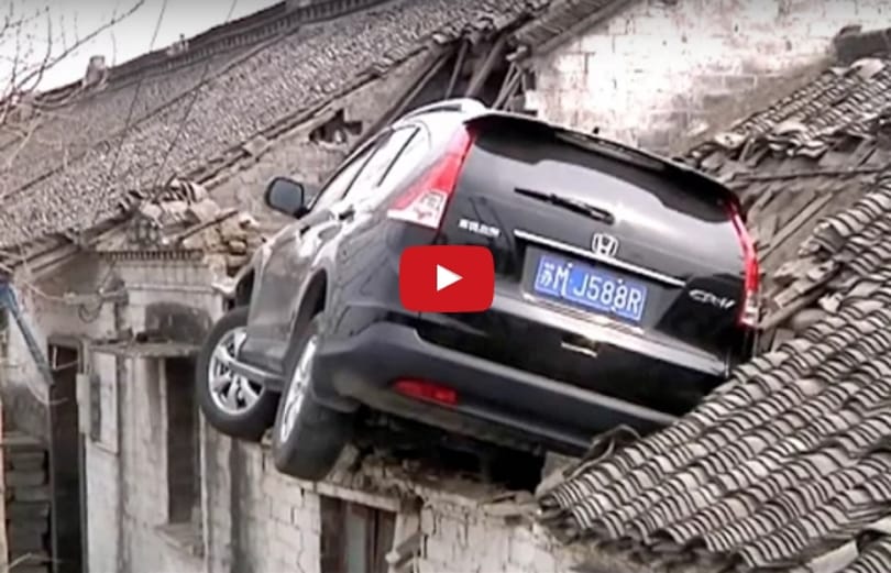 Háztetőről kellett leszedni a balesetező Honda CR-V-t – videó