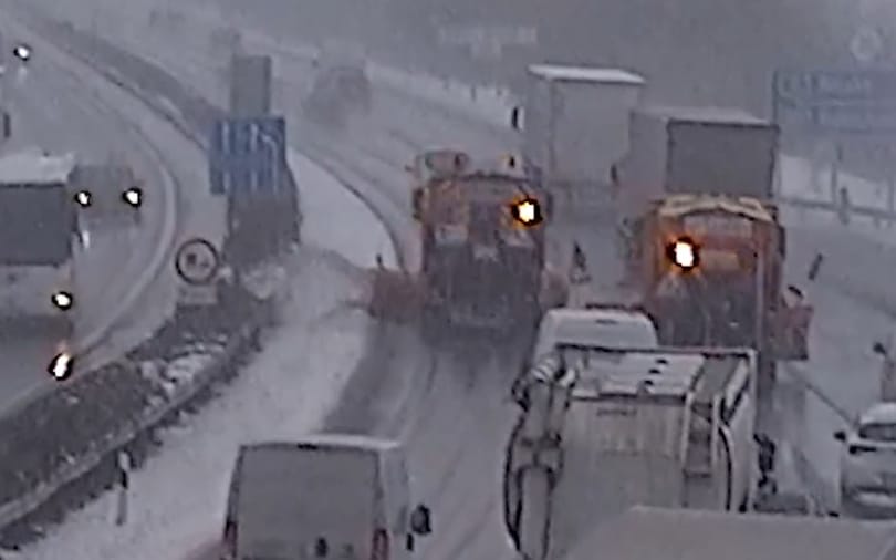 A havazás miatt óvodára és vasúti sínekre dőlt fák adnak munkát a tűzoltóknak