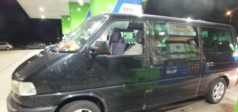 Agresszív román férfi törte be egy autó ablakát az M5-ös egyik pihenőjében – fotó