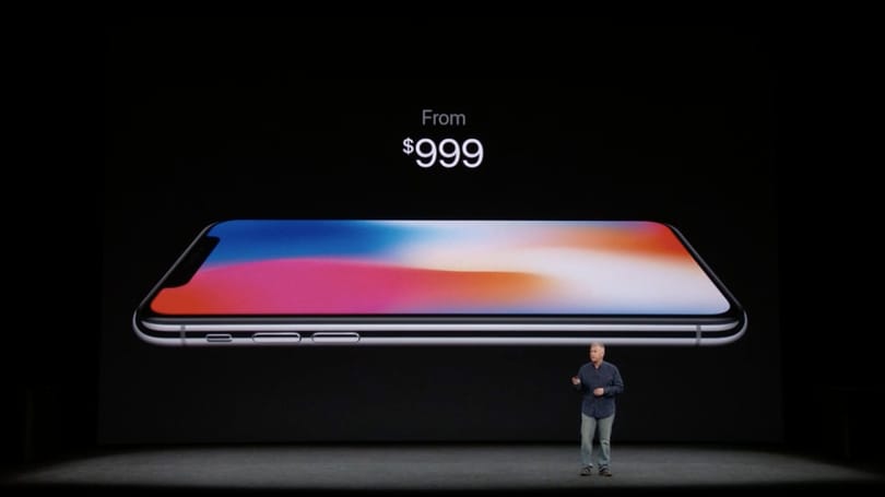 Diákmunkások dolgoznak az iPhone X összeszerelésén