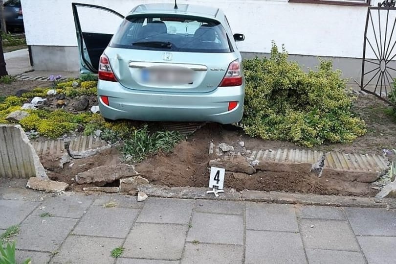 Jobbkormányos autóval próbálkozott ittasan egy vezetni sem tudó sofőr – neki is hajtott egy háznak