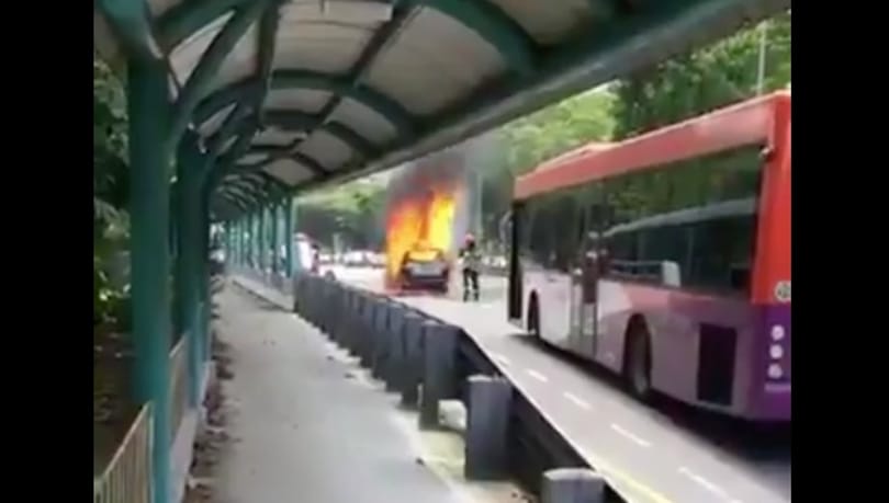 Égő autót próbáltak eloltani a tűzoltók, de felrobbant a kocsi – videó