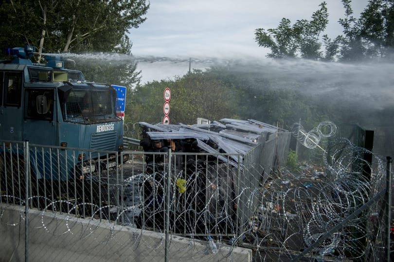 Bíróság elé állítottak tíz menekültet a kerítésnél történt zavargásokból