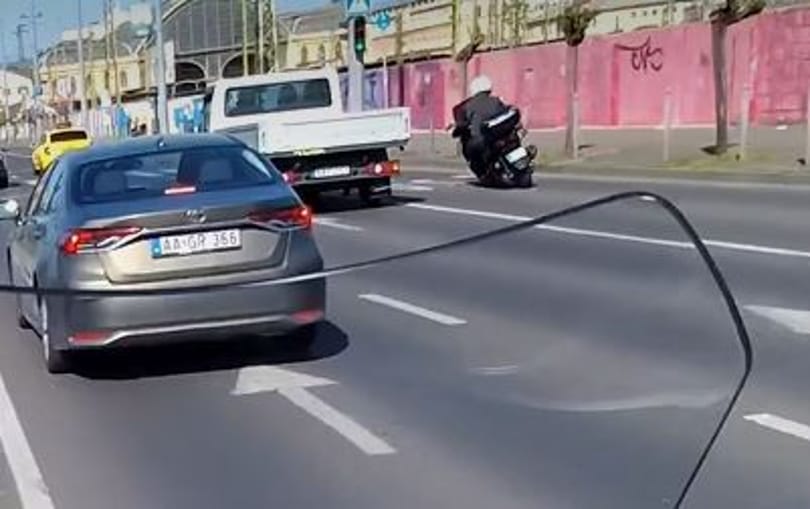 Eltiltott motorost üldöztek a rendőrök Budapesten, szalagkorlátnak csapódva ért véget a hajsza – videó
