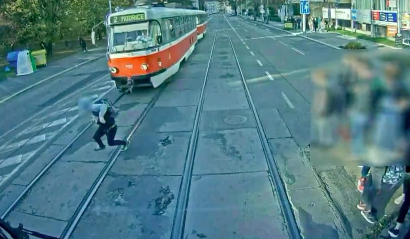 Életveszélyes játékot játszottak a gyerekek a villamossal – videó