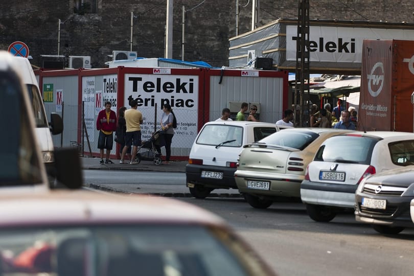 Bontják a teleki téri piacot