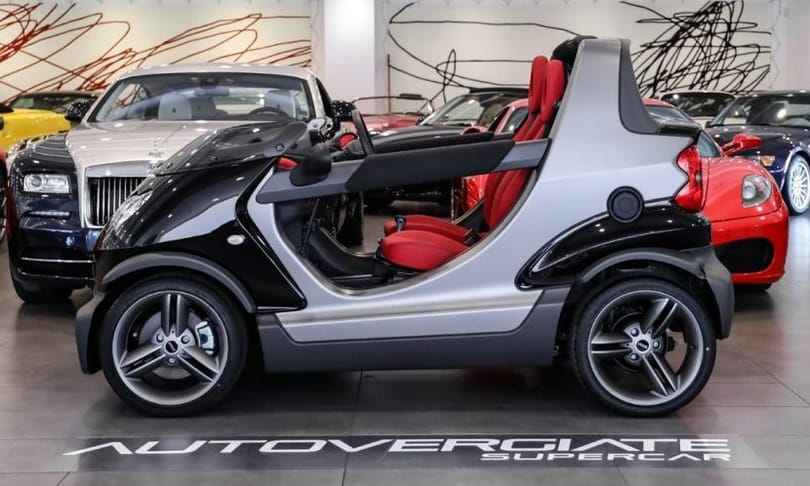 Teteje, szélvédője és ajtaja sincs ennek a kis eladó időgép Smartnak