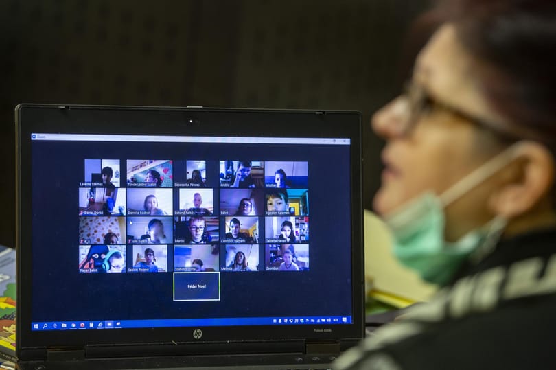 A hátrányos helyzetű gyerekek papír alapon kapcsolódnak a „digitális tanredhez”