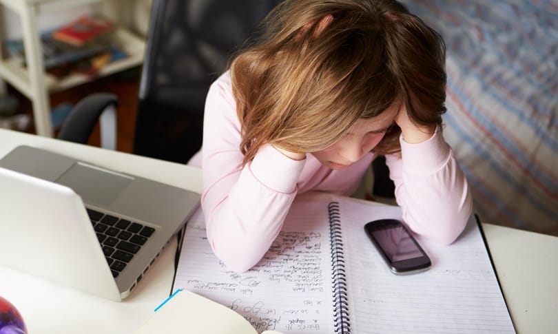 A tiltásnál van jobb is! – így védje meg gyermekét az internetes zaklatástól