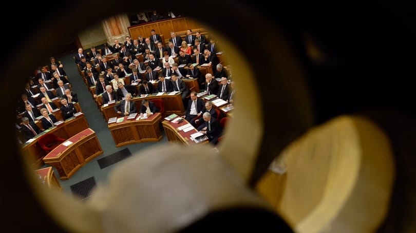 Kossuth tér 1-3. - EP-másnaposan kezd a parlament