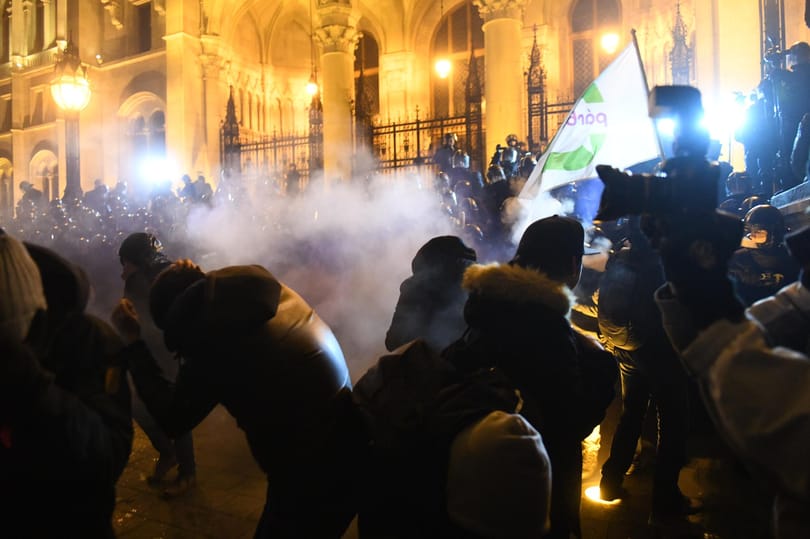 A Momentum szerint testkamerákat kellene viselniük a rendőröknek a túlkapások miatt