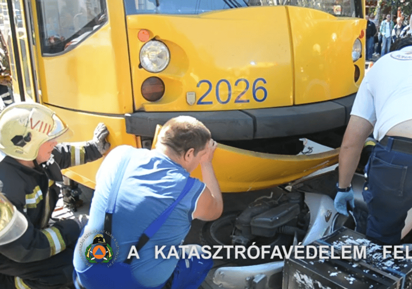 Videó: Így küzdöttek a villamos alá szorult robogósért