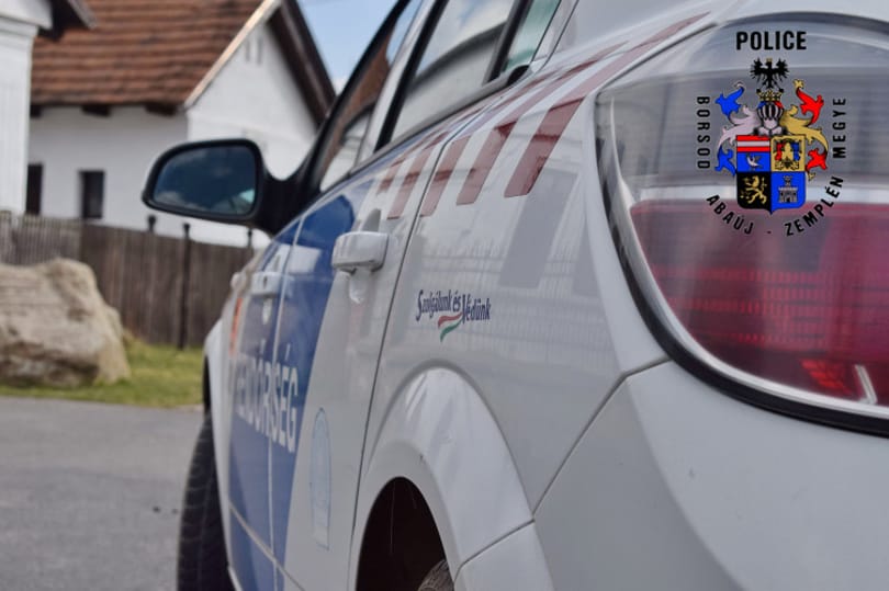 Térdig begipszelt lábbal, jogosítvány és forgalmi nélkül vezetett egy sofőr