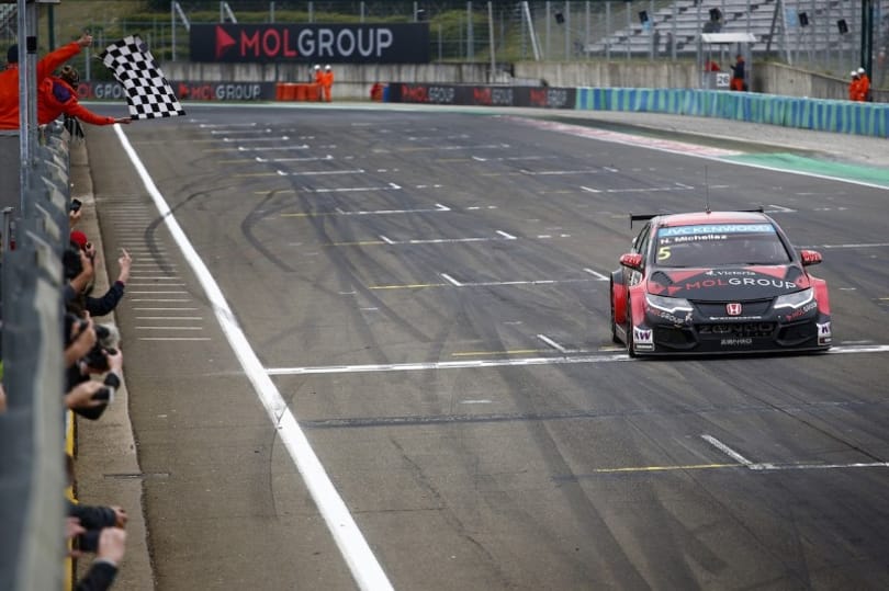 Videó: Egy kis tanulmány, hogy megy Michelisz Norbi a Slovakiaringen