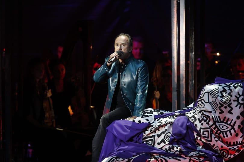 Varga Miklós énekelve üzente meg Brüsszelnek, hogy nem a szivárványos vén Európát szereti