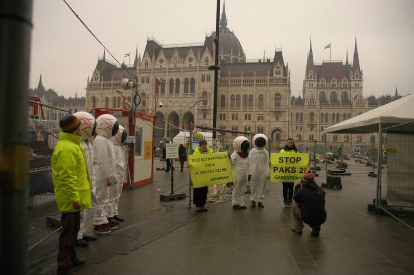 Paksi bővítés: szirénával tiltakoznak az ülésteremben